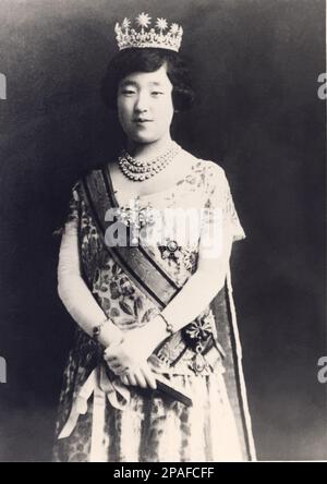 1925 , 25 décembre , Tokyo , Japon : l'impératrice du Japon KOJUN ( princesse née NAGAKO KUNI , 1903 - 2000 ) le jour du couronnement avec les joyaux de la Couronne japonaise . Elle fut l'épouse de son lointain cousin empereur Showa ( HIROHITO , 1901 - 1989 ) de 1924 , et la mère de l'actuel empereur Akihito ( né en 1933 ) . Nagako était la fille aînée du prince Kuni Kuniyoshi , une branche de la famille impériale, sa mère descendit de Daimyo, l'aristocratie féodale ou militaire . Le couple impérial avait sept enfants, cinq filles et deux fils. - GIAPPONE - NOBLESSE - NOBILI - N Banque D'Images