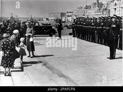 1953 , la Valette , Malte : la petite princesse Royale ANNE ( née en 1950 ) surprise par la Garde d'Honneur qui a donné naissance à sa mère , la reine ELIZABETH II d'Angleterre ( née en 1926 ) Lors de la visite à Malte - REALI - ROYALTIES - nobili - Nobiltà - noblesse - GRAND BRETAGNA - GRANDE-BRETAGNE - INGHILTERRA - REGINA - WINDSOR - Maison de Saxe-Coburg-Gotha - célébrités personnalités quand était jeune enfant - célébrité personalita' da giovani giovane picoli célébrités bambini Bambino Bambina - FAMILLE ROYALE - FAMIGLIA REALE - Principessa ANNA ---- Banque D'Images