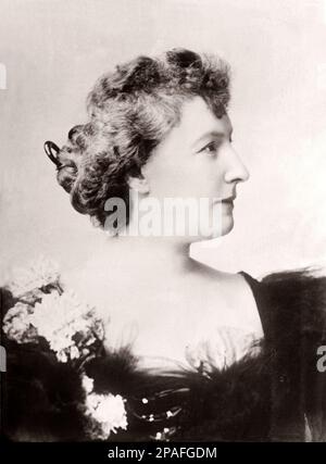 1895 environ : La princesse de Belgique LOUISE ( 1858 - 1924 ) Duchesse de SAX COBURG GOTHA , mariée en 1875 ( divorcée en 1906 ) avec son cousin PHILIPPE ( 1844 - 1921 ) Prince de Saxe-Coburg-Gotha , deux fils: Leopold ( 1878 - 1916 ) et Dorothea ( 1881 - 1967 ). Louise était la fille du roi de Belges Léopold II ( 1835 - 1909 ) Duc de Brabant et Marie-Henriette ( 1836 - 1902 ) Archiduchesse d'Autriche . Louise était la sœur du roi Albert I ( 1875 - 1934 ) , mariée à Elisabeth ( 1876 - 1965 ) Duchesse de Bavière , parents de Maria Jose' di Savoia ( Savoie ) dernière reine d'Italie - CASA del Banque D'Images