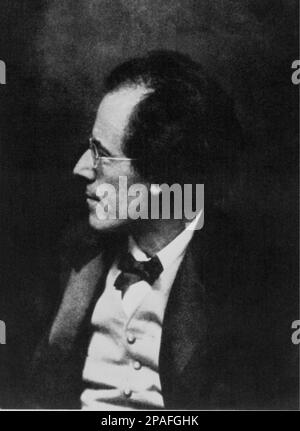 Le compositeur de musique autrichien de Bohème GUSTAV MAHLER ( 1860 - 1911 ) . Considéré comme un compositeur du rang le plus élevé pour ses neuf symphonies , ses chansons , etc , Il a été plus célébré dans sa vie en tant que chef d'orchestre d'opéra - MUSICA CLASSICA - CLASSIQUE - COMPOSIORE - MUSICISTA - portrait - ritratto - occhiali - lentille - papillon - noeud papillon - Cravatta - profilo - profil ---- ARCHIVIO GBB Banque D'Images