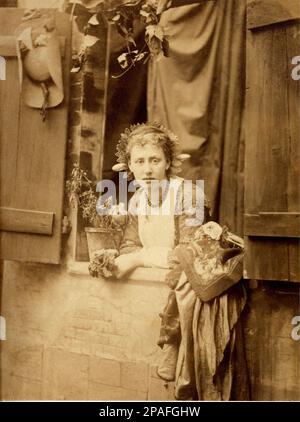 1885 environ , LAGO di COMO, ITALIE : Une jeune dame vêtue du costume traditionnel folklorique comme LUCIA MONDELLA , le rôle du roman italien le plus célèbre I PROMESSI SPOSI par ALESSANDRO MANZONI . - POETA - POÉSIE - POÉSIE - SCRITTORE - LETTERATO - LITTÉRATURE - LETTERATURA - - BELLAGIO - ITALIA - FOTO STORICHE - HISTOIRE - GEOGRAFIA - GÉOGRAPHIE - - COSTUME TRADIZONALE REGIONALE - LOMBARDIE - LOMBARDIE - collier de perles - Collana di perle - donna - femme - OTTOCENTO - 800 - finestra - fenêtre - POETA - POÉSIE - POÉSIE - SCRITTORE - LETTERATO - LITTÉRATURE - LETTERATURA --- Banque D'Images