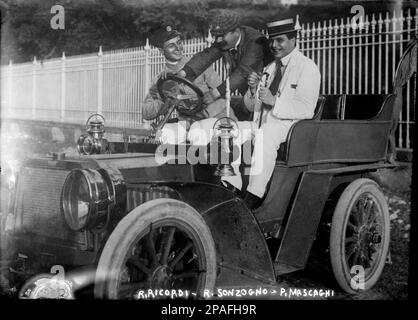 1900 CA : le célèbre compositeur italien PIETRO MASCAGNI ( 1863 - 1945 ) avec R. RICORDI ( de gauche ) et R. SONZOGNO . Mascagni de plusieurs opéras , Le seul à bénéficier d'un succès proche de celui de sa célèbre CAVALLERIA RUSTICANA était l'AMICO FRITZ - OPERA LIRICA VERISTA - COMPORE - MUSICA - portrait - ritratto - tie - voiture - auto - autoportique - sourire - sorriso - chapeau - cappello - paglietta - amici - amis - Cravatta - collier - Colletto - MUSICA CLASSICA - CLASSIQUE - OPÉRA - COMPOSIORE LIRICO - portrait - ritratto - MUSICISTA - MUSICA --- ARCHIVIO GBB Banque D'Images