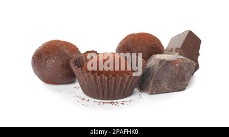 De délicieuses truffes au cacao en poudre et au chocolat sur fond blanc Banque D'Images