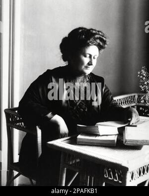 1913 : MARIA MONTESSORI ( Chiaravalle , Ancona , 1870 - Noordwijk , Nederland , 1952 ) educationalist et pédagogue italien - foto storiche - foto storica - portrait - ritratto - PEDAGOGIA - PEDAGOGO - Pedagoga - EDUCATORE - EDUCAZIONE - EDUCATRICE - lecteur - lettrice - lettore - livre - bibliogo - - - école - Scuola ---- ARCHIVIO GBB Banque D'Images