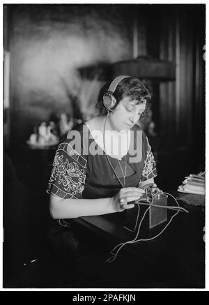 1922 , 18 avril , New York , Etats-Unis : la chanteuse de soprano italienne CLAUDIA MUZIO ( 1889 - 1936 ) dont la carrière internationale a été parmi les plus réussies du début du 20th siècle. Muzio fait ses débuts dans l'opéra à Arezzo (15 janvier 1910) dans le rôle-titre de Manon de Massenet, Et malgré sa jeunesse, elle a fait des progrès rapides dans les opéras italiens, menant à des déambuts à la Scala de Milan en 1913 (comme Desdemona dans Otello de Verdi), à Paris (comme Desdemona) et à Londres à Covent Garden (comme Manon Lescaut de Puccini) en 1914; Elle est restée à Londres pour chanter d'autres rôles, y compris Mimi et Tosca ( Banque D'Images