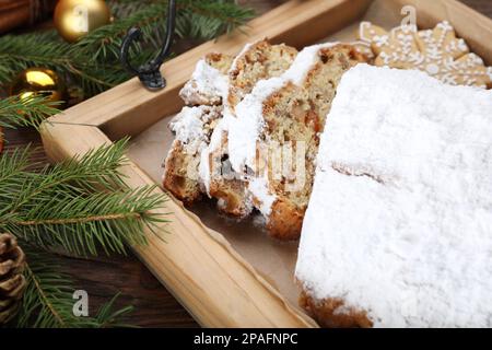 Noël traditionnel Stollen avec sucre glace sur table en bois, gros plan Banque D'Images