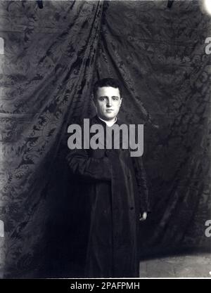 1900 CA, ITALIE : le célèbre compositeur italien de musique sacrée Don LORENZO PEROSI ( 1872 - 1956 ) . Photo de Don P. Puppi . - COMPOSITORE - MUSICA - portrait - ritrato - prete - clergiman - prêtre - pretto - col - colletto - MUSICA per ORGANO - organista - CLASSICA - CLASSIQUE - MUSICISTA - MUSICA --- ARCHIVIO GBB Banque D'Images