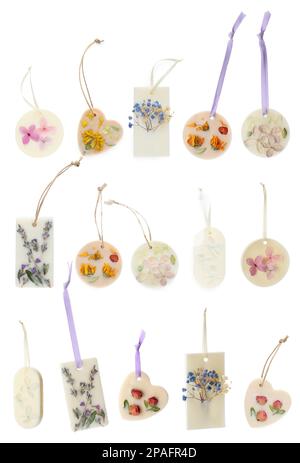 Beaux sachets parfumés avec fleurs séchées sur fond blanc, collage Banque D'Images