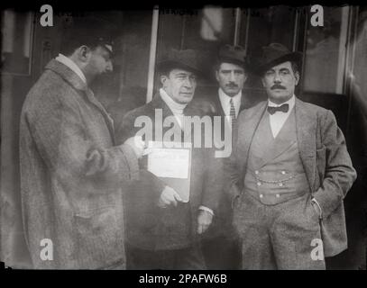 1910 , New York , Etats-Unis : le célèbre compositeur italien GIACOMO PUCCINI 1858 - 1924 ) avec ( de gauche ) Bert Leon , Tito Ricordi ( 1865 - 1933 ), le fils Antonio Puccini ( Monza, 23 dicembre 1886 - Viareggio, 21 febbraio 1946 ) debout ensemble, Discussion probable LA FANCIULLA DEL WEST - OPERA LIRICA - COMPOSIORE - MUSICA - portrait - ritratto - bachigi - moustache - CLASSICA - CLASSIQUE - COMPOSIORE LIRICO - portrait - ritratto - noeud papillon - papillo - cravatta - MUSICISTA - MUSICA --- ARCHIVIO GBB Banque D'Images