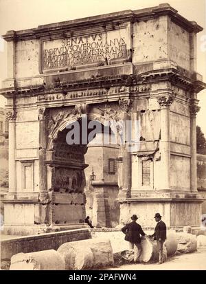 1870 environ , ROMA , ITALIE : l'ARCO DI TITO ( Arche de TITUS ) . L'Arche de Titus est une arche triomphale en marbre pentélique avec une seule ouverture voûtée, située sur la via Sacra juste au sud-est du Forum à Rome. Il a été construit par l'empereur Domitian peu après la mort de son frère aîné Titus (né AD 41, empereur 79-81), commémorant la capture et le sac de Jérusalem en 70, Qui a effectivement mis fin à la guerre juive commencée en 66 (bien que les Romains n'aient pas atteint la victoire complète jusqu'à la chute de Masada en 73). L'Arc de Titus a fourni le modèle général pour beaucoup Banque D'Images