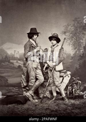 1880 Roma , Latium , Italie : Costume folklorique de deux jeunes shepperds à CASTELLI ROMANI près de Rome - Ciociaria - Frosinone - FOTO STORICHE - PHOTOS D'HISTOIRE - - FOLKLORE - - pastori - pastore - GEOGRAFIA - GÉOGRAPHIE - garçons - ragazzi - ragazzo - CIOCIARIA - CIOCIARI - CIOCIARO --- ARCHIVIO GBB Banque D'Images