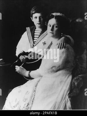 Le grand-duc russe Tsarevitch ALEXEI Nikolaevitch ROMANOV (1904 - 1918 ) avec sa mère ALEXANDRA , née princesse Alix de Hesse et du Rhin ( 1872 - 1918 ). Le plus jeune enfant et le seul fils de Tsar Nicholas II de Russie et Alexandra Fyodorovna . La dépendance de sa mère sur les starets Grigori Raspoutine pour traiter l'hémophilie d'Alexei a contribué à la fin de la Russie impériale. Son meurtre après la Révolution russe de 1917 a donné lieu à sa canonisation comme porte-passion de l'Église orthodoxe russe. Il avait deux semaines de peur de son quatorzième anniversaire lorsqu'il a été assassiné Banque D'Images