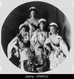 1911 : le grand-duc russe Tsarevitch ALEXEI Nikolaevitch ROMANOV (1904 - 1918 ) avec ses sœurs ( de gauche ) : MARIE , TATIANA , ANASTASIA et OLGA . Le plus jeune enfant et le seul fils de Tsar Nicholas II de Russie et Alexandra Fyodorovna . - Foto storiche - Foto storica - portrait - ritratto - Nogiltà - noblesse - nobili - nobile - BELLE EPOQUE - RUSSIE - TZAR - RUSSIE - ROMANOFF - ROMANOV - ALESSIO - ALEXIEI - fratelli - frères - sorelle - sœurs - enfant - enfants - Bambino - bambini --- ARCHIVIO GBB Banque D'Images