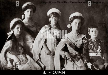 1911 : le grand-duc russe Tsarevitch ALEXEI Nikolaevitch ROMANOV (1904 - 1918 ) avec ses sœurs ( de gauche ) : MARIE , TATIANA , ANASTASIA et OLGA . Le plus jeune enfant et le seul fils de Tsar Nicholas II de Russie et Alexandra Fyodorovna . - Foto storiche - Foto storica - portrait - ritratto - Nogiltà - noblesse - nobili - nobile - BELLE EPOQUE - RUSSIE - TZAR - RUSSIE - ROMANOFF - ROMANOV - ALESSIO - ALEXIEI - fratelli - frères - sorelle - sœurs - enfant - enfants - Bambino - bambini --- ARCHIVIO GBB Banque D'Images