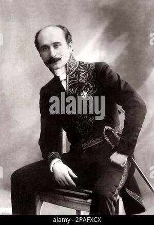 1910 , Paris , France : l'écrivain et dramaturge français EDMOND ROSTAND ( 1868 - 1918 ), vêtu de l'uniforme de l'ACADEMIE FRANCAISE , Auteur de pièce l'AIGLON pour Sarah Bernhardt - OTTOCENTO - BELLE EPOQUE - TEATRO - THEATRE - THEATRE - SCRITTORE - LETTERATO - LETTERATURA - LITTÉRATURE - DRAMMATURGO - COMMEDIOGRAFO - écrivain - XIX SIÈCLE - PARIGI - PARIS - bachigi - moustache - cravate - cravatta - collier - Colletto - médailles - medaglia - medaglie - spada - épée - Accademia di Francia - stempiato - stempiatura - timbale aux temples --- ARCHIVIO GBB Banque D'Images