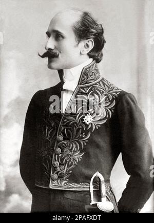 1910 , Paris , France : l'écrivain et dramaturge français EDMOND ROSTAND ( 1868 - 1918 ), vêtu de l'uniforme de l'ACADEMIE FRANCAISE , Auteur de pièce l'AIGLON pour Sarah Bernhardt - OTTOCENTO - BELLE EPOQUE - TEATRO - THEATRE - THEATRE - SCRITTORE - LETTERATO - LETTERATURA - LITTÉRATURE - DRAMMATURGO - COMMEDIOGRAFO - écrivain - XIX SIÈCLE - PARIGI - PARIS - bachigi - moustache - cravate - cravatta - collier - Colletto - médailles - medaglia - medaglie - spada - épée - Accademia di Francia - stempiato - stempiatura - timbale aux temples - profilo - profil --- ARCHIVIO GBB Banque D'Images