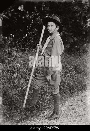 UMBERTO di SAVOIA prince de Piémont ( 1904 - 1983 ) , plus tard Roi d'Italie UMBERTO II , fils du Roi d'Italie VITTORIO EMANUELE III et de la Reine ELENA ( du Monténégro ), dans cette photo vêtu comme un scout . Photo de Bettini , Roma - ITALIA - CASA SAVOIA - REALI - Nobiltà ITALIANA - SAVOY - NOBLESSE - ROYALTIES - HISTOIRE - FOTO STORICHE - royalties - nobili - Nobiltà - principe reale - portrait - ritratto - personnalités quand était jeune bébé - personalita' da giovane giovani da bambini bambino - chapeau - cappello - bambino - enfant - enfants - scouts ---- ARCHIVIO GBB Banque D'Images