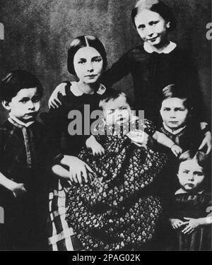 Le pianiste et compositeur allemand CLARA SCHUMANN ( née WIECK , 1819 - 1896 ) avec des fils . Femme de Robert Schumann , qui a utilisé certaines de ses mélodies pour sa composition. Elle a composé un concerto pour piano fin et quelques chansons et chansons pour piano seul. Elle a été l'une des plus remarquables pianiste de son temps - COMPOSIORE - CLASSICA - CLASSIQUE - PORTRAIT - RITRATTO - MUSICISTA - MUSICA - figli -- ARCHIVIO GBB Banque D'Images