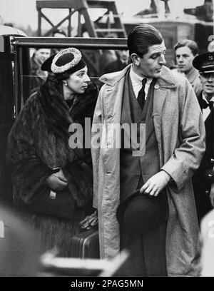 1935 : l'Infanta de l'Espagne la princesse BEATRIZ de BORBON y BATTEMBERG ( 1909 - 2002 ), fille du roi d'Espagne Alfonso XIII , avec le prince italien ALESSANDRO TORLONIA prince de Civitella Cesi ( 1911 - 1986 ) Marié en 1935 - BOUBON - BORBONE - BORBONI - NOBLESSE - NOBILI ITALIANI - Nobiltà - REALI - ROYALTIES - principe - principessa - chapeau - cappello - fourrure - pelliccia di visone - visk - derby chapeau - cravatta - cravate - collier - colletto - profilo - Profil - guanti - gants - HISTOIRE - FOTO STORICHE --- ARCHIVIO GBB Banque D'Images