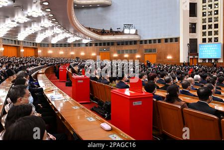 Pékin, Chine. 12th mars 2023. La cinquième séance plénière de la première session du Congrès national du peuple (CNP) de 14th se tient à la Grande salle du peuple de Beijing, capitale de la Chine, 12 mars 2023. Crédit: Rao Aimin/Xinhua/Alay Live News Banque D'Images