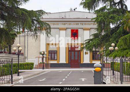 Tirana, Albanie - 22 avril 2019 : entrée du Parlement albanais (Kuvendi i Shqipërisë). Banque D'Images