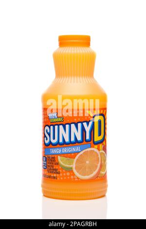 IRVINE, CALIFORNIE - 11 MARS 2023 : une bouteille de 40 onces de boisson d'orange Sunny D, acidulée originale. Banque D'Images