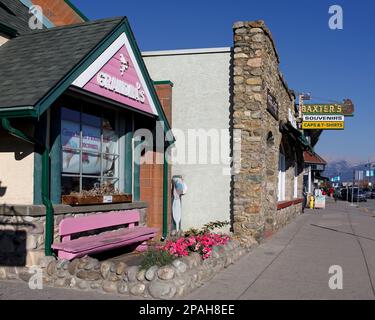 Boutiques de souvenirs et cafés le long de Connaught Drive en ville, parc national Jasper, Canada Banque D'Images