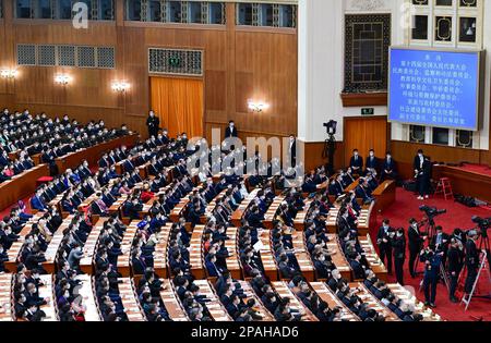 Pékin, Chine. 12th mars 2023. La cinquième séance plénière de la première session du Congrès national du peuple (CNP) de 14th se tient à la Grande salle du peuple de Beijing, capitale de la Chine, 12 mars 2023. Credit: Zhai Jianlan/Xinhua/Alamy Live News Banque D'Images