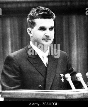 1965 , juillet , Bucarest , Roumanie : le politicien et dictateur roumain NICOLAE CEAUSESCU ( 26 janvier 1918 – 25 décembre 1989 ) pendant le Congrès du Parti comuniste roumain de 9th . Ceausescu était le chef de la Roumanie de 1965 à décembre 1989, quand une révolution et un coup d'État l'ont retiré du pouvoir. Les révolutionnaires ont tenu un procès de deux heures et l'ont condamné à mort pour crimes contre l'État, génocide et « saper l'économie nationale ». Le procès précipité a été critiqué comme un tribunal kangourou son exécution ultérieure a marqué l'acte final des révolutions de 1989 - ROUMANIE - Banque D'Images