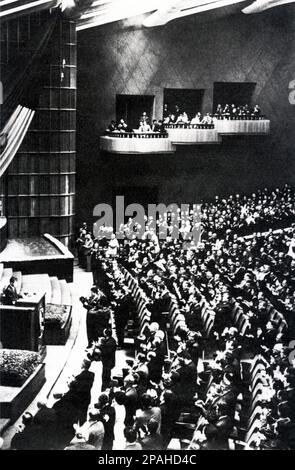 1965 , juillet , Bucarest , Roumanie : le politicien et dictateur roumain NICOLAE CEAUSESCU ( 26 janvier 1918 – 25 décembre 1989 ) pendant le Congrès du Parti comuniste roumain de 9th . Ceausescu était le chef de la Roumanie de 1965 à décembre 1989, quand une révolution et un coup d'État l'ont retiré du pouvoir. Les révolutionnaires ont tenu un procès de deux heures et l'ont condamné à mort pour crimes contre l'État, génocide et « saper l'économie nationale ». Le procès précipité a été critiqué comme un tribunal kangourou son exécution ultérieure a marqué l'acte final des révolutions de 1989 - ROUMANIE - Banque D'Images