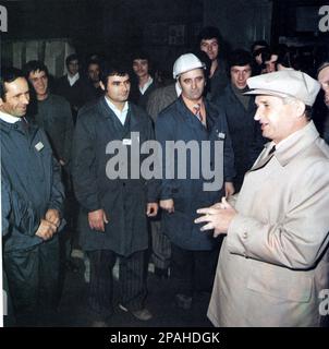 Le politicien et dictateur roumain NICOLAE CEAUSESCU ( 26 janvier 1918 – 25 décembre 1989 ) a été le chef de la Roumanie de 1965 à décembre 1989, quand une révolution et un coup d'État l'ont retiré du pouvoir. Les révolutionnaires ont tenu un procès de deux heures et l'ont condamné à mort pour crimes contre l'État, génocide et « saper l'économie nationale ». Le procès précipité a été critiqué comme un tribunal kangourou son exécution ultérieure a marqué l'acte final des révolutions de 1989 - ROUMANIE - POLITI - POLITICA - POLITIQUE - SOCIALISTE - SOCIALISMO - SOCIALISME - COMUNISTA - COMUNISMO - COMMUNISTE Banque D'Images