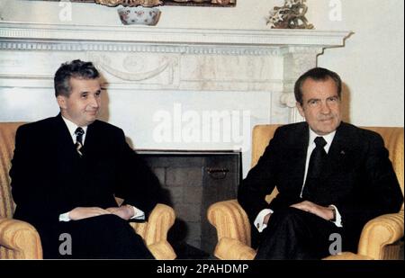 Le politicien et dictateur roumain NICOLAE CEAUSESCU ( 26 janvier 1918 – 25 décembre 1989 ) avec le président américain RICHARD NIXON ( 1913 – 1994 ). Ceausescu était le chef de la Roumanie de 1965 à décembre 1989, quand une révolution et un coup d'État l'ont retiré du pouvoir. Les révolutionnaires ont tenu un procès de deux heures et l'ont condamné à mort pour crimes contre l'État, génocide et « saper l'économie nationale ». Le procès précipité a été critiqué comme un tribunal kangourou son exécution ultérieure a marqué l'acte final des révolutions de 1989 - ROUMANIE - POLITHO - POLITICA - POLITIC - S Banque D'Images