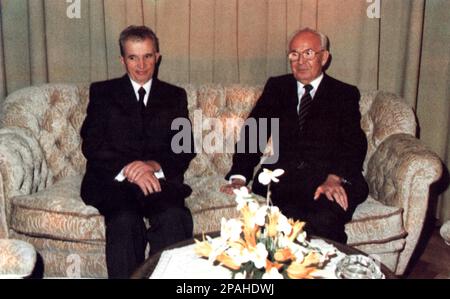 Le politicien et dictateur roumain NICOLAE CEAUSESCU ( 26 janvier 1918 – 25 décembre 1989 ) avec le dirigeant communiste du politicien slovaque GUSTAV HUSAK ( 1913 - 1991 ). Husak a été président de la Tchécoslovaquie et un dirigeant communiste de longue date de la Tchécoslovaquie et du Parti communiste de la Tchécoslovaquie en 1970s et 1980s , le régime est connu comme la période de normalisation. Ceausescu était le chef de la Roumanie de 1965 à décembre 1989, quand une révolution et un coup d'État l'ont retiré du pouvoir. Les révolutionnaires ont tenu un procès de deux heures et l'ont condamné à mort pour crimes contre l'État, le genoc Banque D'Images