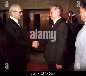 Le politicien et dictateur roumain NICOLAE CEAUSESCU ( 26 janvier 1918 – 25 décembre 1989 ) avec ERICH HONECKER ( 1912 - 1994 ) , le politicien communiste d'Allemagne de l'est qui a dirigé la République démocratique allemande ( DDR , Allemagne de l'est ) de 1971 à 1989. Ceausescu était le chef de la Roumanie de 1965 à décembre 1989, quand une révolution et un coup d'État l'ont retiré du pouvoir. Les révolutionnaires ont tenu un procès de deux heures et l'ont condamné à mort pour crimes contre l'État, génocide et « saper l'économie nationale ». Le procès précipité a été critiqué comme un tribunal kangourou, son execu subséquent Banque D'Images