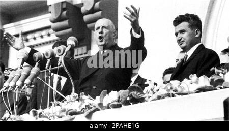 Le politicien et dictateur roumain NICOLAE CEAUSESCU ( 26 janvier 1918 – 25 décembre 1989 ) avec le président général français CHARLES DE GAULLE ( 1890 - 1970 ) dans Bucarest . Ceausescu était le chef de la Roumanie de 1965 à décembre 1989, quand une révolution et un coup d'État l'ont retiré du pouvoir. Les révolutionnaires ont tenu un procès de deux heures et l'ont condamné à mort pour crimes contre l'État, génocide et « saper l'économie nationale ». Le procès précipité a été critiqué comme un tribunal kangourou son exécution ultérieure a marqué l'acte final des révolutions de 1989 - ROUMANIE - POLITHO - Banque D'Images