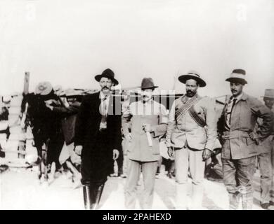 1912 , MEXIQUE : l'armée italienne général PEPPINO ( Giuseppe ) GARIBALDI ( South Yarra , Australian 1879 – Roma 1950 ) , petit-fils du plus célèbre GIUSEPPE GARIBALDI ( Nizza 1807 - Caprera 1882 ) et fils de Ricciotti Garibaldi ( Montevideo, 1847 - Roma, 1924 ) . Dans cette photo ( de gauche): Le leader révolutionnaire colonel Pascual OROSZCO ( 1882 - 1915 ) , l'aviateur Alberto BRANIFF ( 1888 - 1966 ) , le général PANCHO VILLA ( Doroteo Arango Arambula , 1877 - 1923 ) et Peppino GARIBALDI . Peppino Garibaldi avec son père Ricciotti et son père, il participe au Greco-Tur Banque D'Images