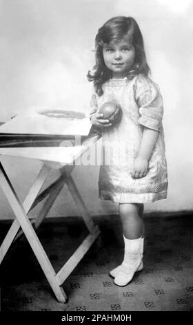 1913 ca : la russe son Altesse impériale princesse KYRA de RUSSIE ROMANOV ( Kira Kirillovna , 1909 - 1967 ), la fille de la princesse Victoria Melita d'Édimbourg et du grand-duc Kyrill ( Cyril ) Vladimirovich de Russie ( 1876 - 1938 ) . Grand duchesse Viktoria Feodorovna de Russie, née la princesse Victoria Melita (1876 – 1936) était membre de la famille royale britannique, petite-fille de la reine Victoria . Victoria a tenu les titres de la Grande duchesse de Hesse (1894-1901), et de la Grande duchesse Viktoria Feodorovna de Russie. Victoria a scandalisé les familles royales d'Europe avec son divorce et son rem Banque D'Images