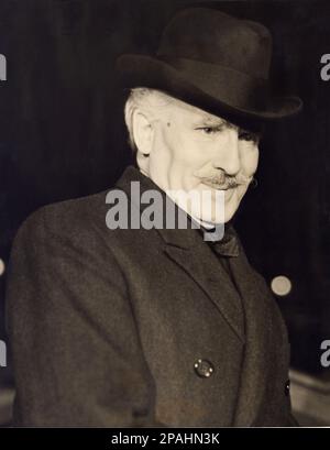 1940 , 5 mai , New York , Etats-Unis : le célèbre chef de musique italien en exil ARTURO TOSCANINI ( 1867 – 1957 ) , arraisonnement du S.S. BRÉSIL avant de partir de New York en route vers le concert sud-américain - DIRETTORE d'orchestre - MUSICISTA - OPERA LIRICA - MUSICA CLASSICA - classique - bachili - moustache - cappello - chapeau - manteau - cappotto ---- Archivio GBB Banque D'Images