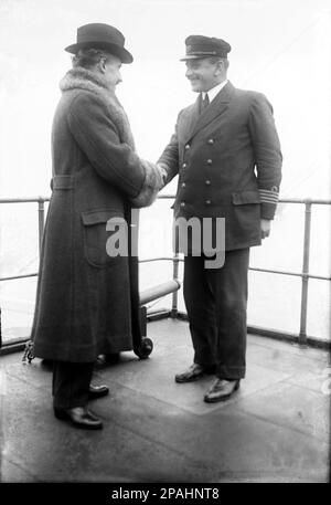 1922 , janvier , New York , Etats-Unis : le célèbre chef de musique italien ARTURO TOSCANINI ( 1867 – 1957 ) . Toscanini commence à diriger en dehors de l'Europe : au Metropolitan Opera de New York (1908–1915) ainsi qu'au New York Philharmonic Orchestra (1926–1936). Il a fait une tournée en Europe avec l'Orchestre philharmonique de New York en 1930 et a toujours eu un grand succès - DIRETTORE d'orchestre - MUSICISTA - OPERA LIRICA - MUSICA CLASSICA - nave - transatlantico - Ocean Liner - Cravatta - Hat - cappello --- Archivio GBB Banque D'Images