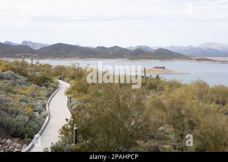 Un passage sur la rive du lac Pleasant à Peoria, Arizona. Banque D'Images