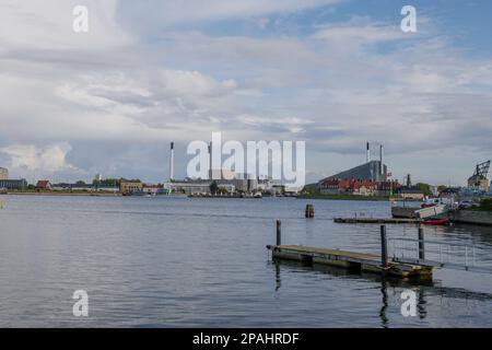 Extérieur vue sur le paysage urbain le long du front de mer et le fond des navires de guerre historiques sur Holmen, le musée flottant de Copenhague à Nyholm. Banque D'Images