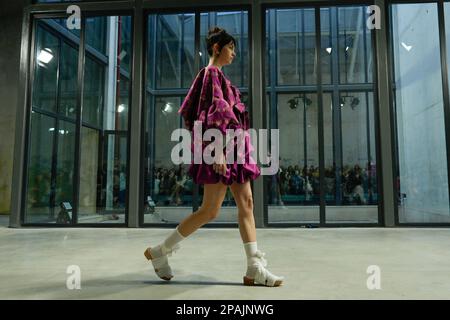 Lisbonne, Portugal. 11th mars 2023. Un mannequin marche sur la piste pendant le défilé de mode de Buzina au ModaLisboa Core, la semaine de la mode de Lisbonne à Lisbonne. Crédit : SOPA Images Limited/Alamy Live News Banque D'Images