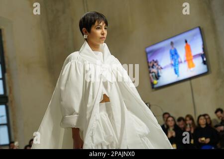 Lisbonne, Portugal. 11th mars 2023. Un mannequin marche sur la piste pendant le défilé de mode de Buzina au ModaLisboa Core, la semaine de la mode de Lisbonne à Lisbonne. Crédit : SOPA Images Limited/Alamy Live News Banque D'Images