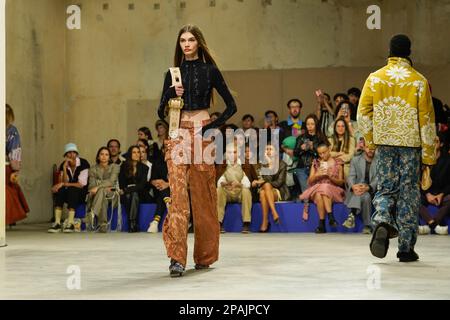 Lisbonne, Portugal. 11th mars 2023. Un modèle marche sur la piste pendant le spectacle de mode Behen au ModaLisboa Core, la semaine de la mode de Lisbonne à Lisbonne. Crédit : SOPA Images Limited/Alamy Live News Banque D'Images