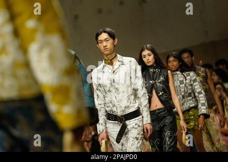 Lisbonne, Portugal. 11th mars 2023. Les modèles marchent sur la piste pendant le spectacle de mode Behen au ModaLisboa Core, la semaine de la mode de Lisbonne à Lisbonne. Crédit : SOPA Images Limited/Alamy Live News Banque D'Images