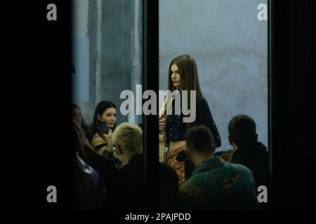 Lisbonne, Portugal. 11th mars 2023. Un modèle marche sur la piste pendant le spectacle de mode Behen au ModaLisboa Core, la semaine de la mode de Lisbonne à Lisbonne. Crédit : SOPA Images Limited/Alamy Live News Banque D'Images