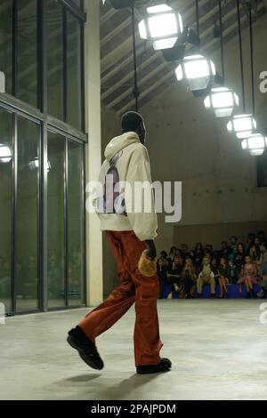 Lisbonne, Portugal. 11th mars 2023. Un modèle marche sur la piste pendant le spectacle de mode Behen au ModaLisboa Core, la semaine de la mode de Lisbonne à Lisbonne. Crédit : SOPA Images Limited/Alamy Live News Banque D'Images