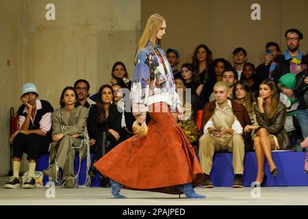 Lisbonne, Portugal. 11th mars 2023. Un modèle marche sur la piste pendant le spectacle de mode Behen au ModaLisboa Core, la semaine de la mode de Lisbonne à Lisbonne. Crédit : SOPA Images Limited/Alamy Live News Banque D'Images