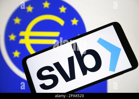 Ukraine. 11th mars 2023. Sur cette photo, le logo de la Silicon Valley Bank (SVB) apparaît sur un smartphone et le logo de la Banque centrale européenne (BCE) sur un écran de pc. Crédit : SOPA Images Limited/Alamy Live News Banque D'Images