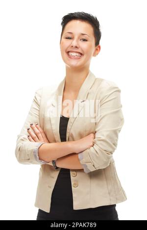 Shes en charge ici. Photo studio d'une belle jeune femme avec les bras repliés isolés sur blanc. Banque D'Images